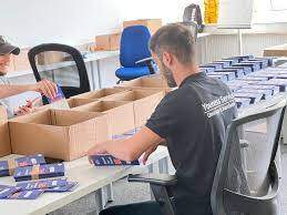 Youness Service verpackung mit team