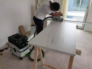 Montage Küchenmonteur mit arbeiter